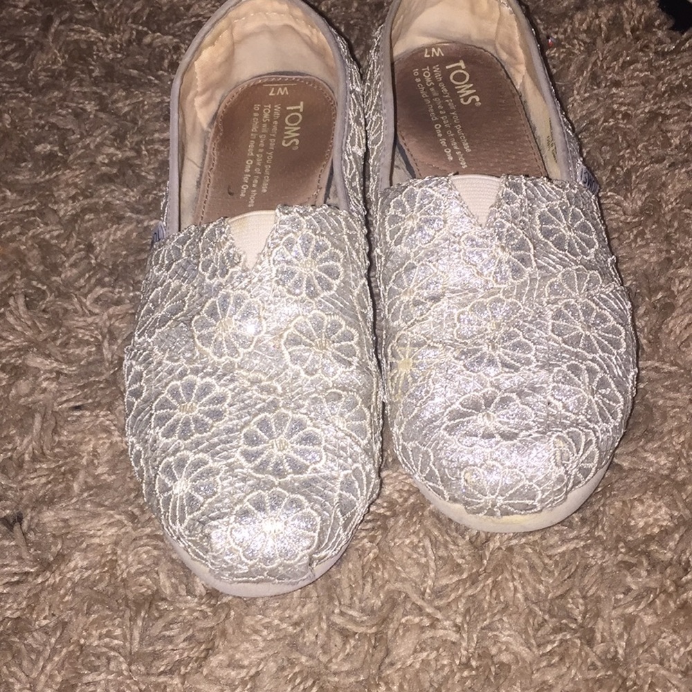 Silver Lace Overlay Toms sz 7